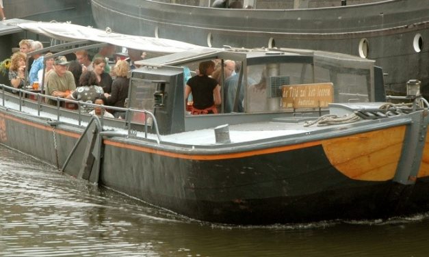 een rondvaart door de grachten van Amsterdam